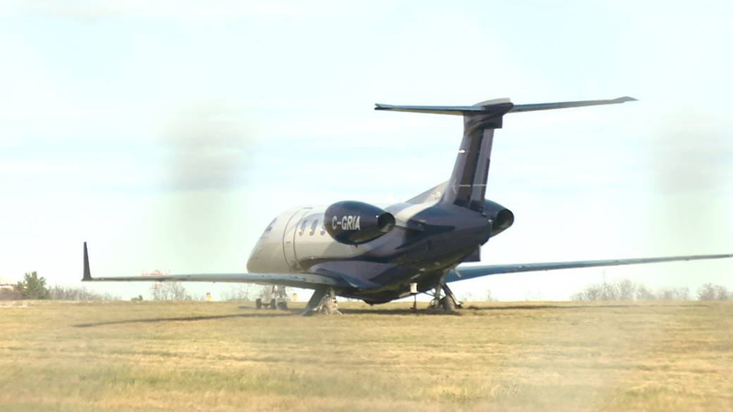 Click to play video: 'TSB investigating' runway excursion 'at Kingston Airport'