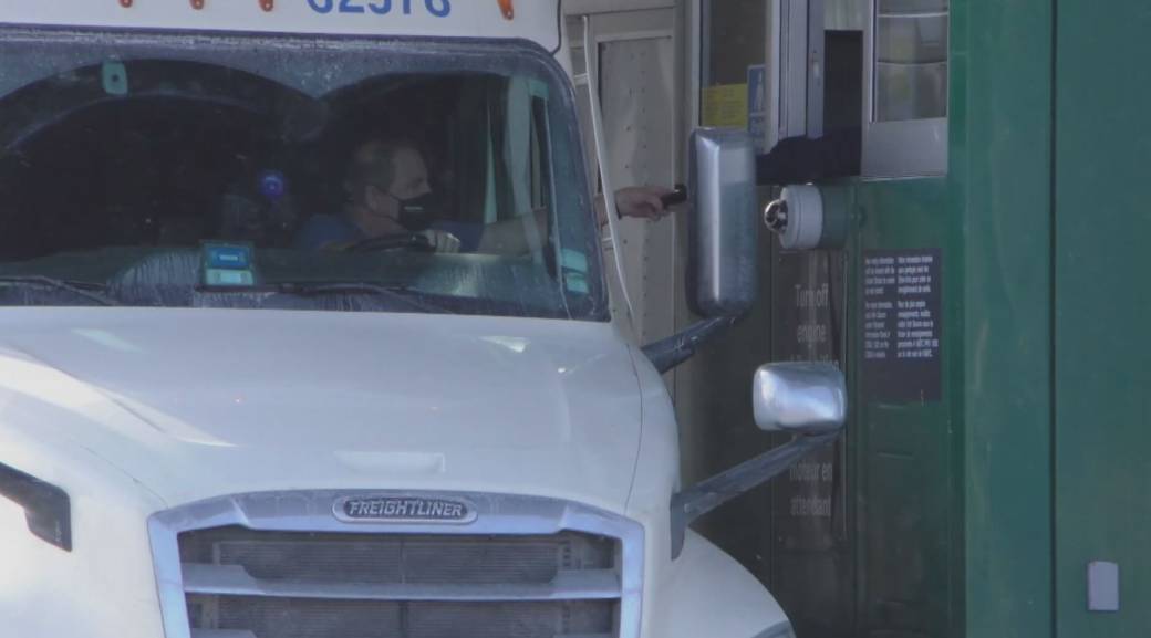 Click to play video: 'BC truckers warn about effects of new US vaccination rules'