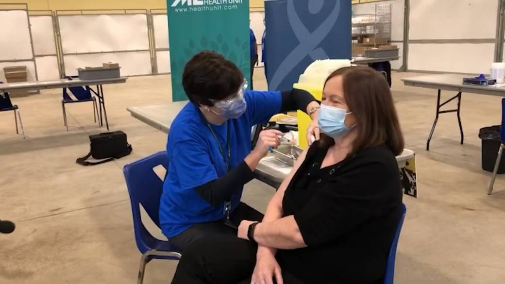 Click to play video: 'Coronavirus: Registered Nurse Becomes First Person in London, Ont., To Receive Pfizer's COVID-19 Vaccine'