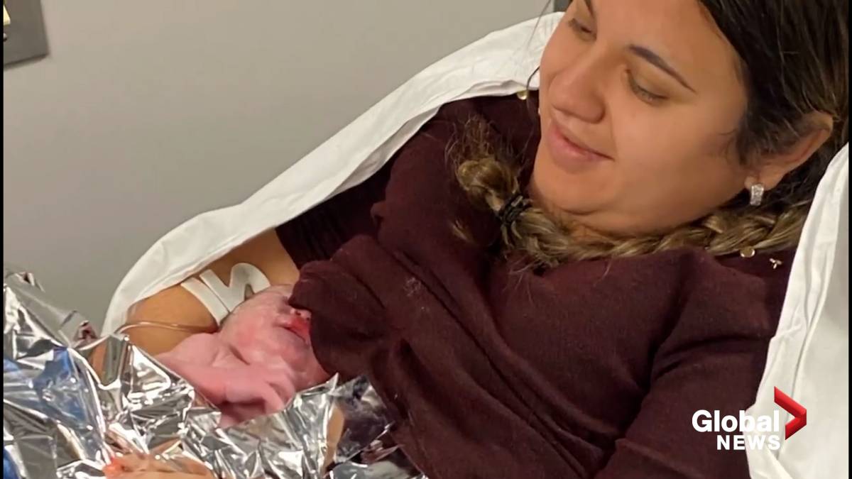 Click to play video: 'Woman gives birth to child aboard Delta Air Lines flight'