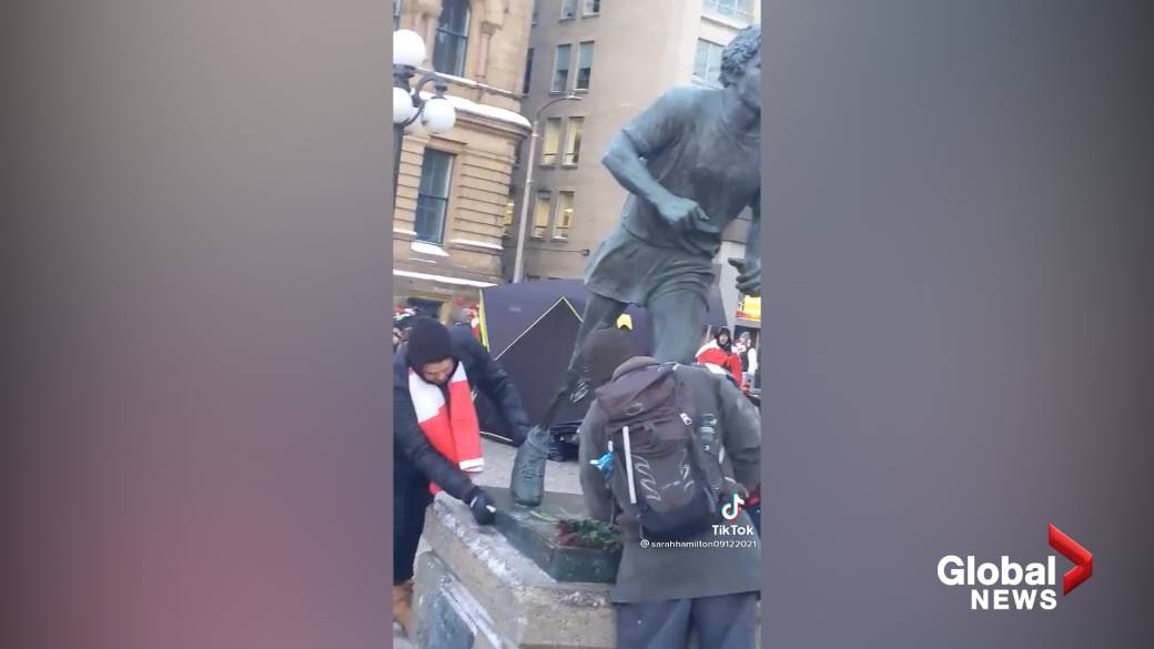 Click to play video: 'Trucker convoy: Protesters clean-up Terry Fox statue in Ottawa following outcry'