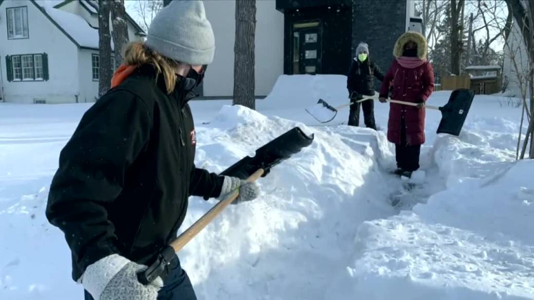 Click to play video: 'Winnipeg middle school students dig in to help neighbors in need'