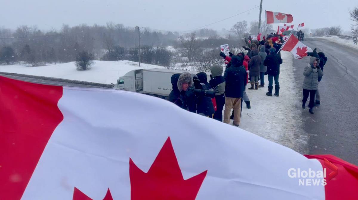 Click to play video: 'Hundreds in Port Hope show support for truckers convoy'