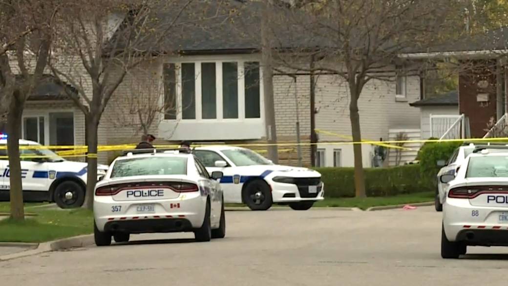 Click to play video: '3 stabbing victims seriously injured in Mississauga, suspect arrested'