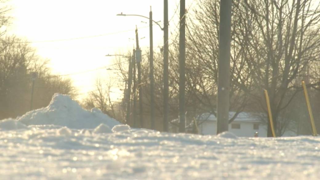 Click to play video: 'Weekly extreme cold warnings raise safety concerns'