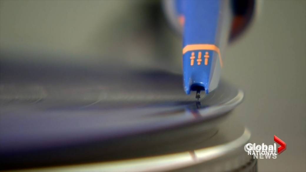 Click to play video: 'Vinyl records make a comeback'