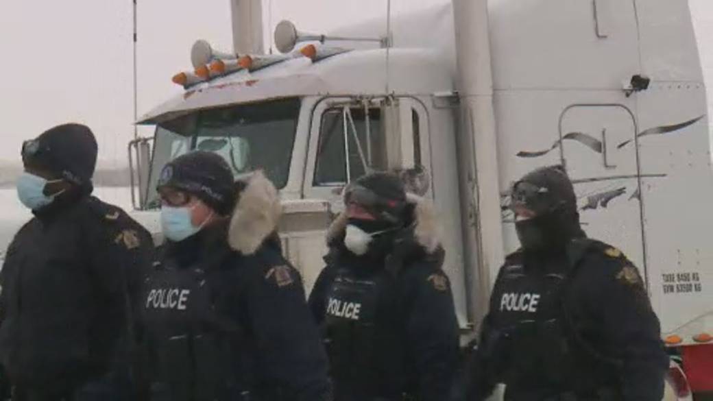 Click to play video: 'RCMP begin taking action on trucker blockade near Alberta-Montana border'