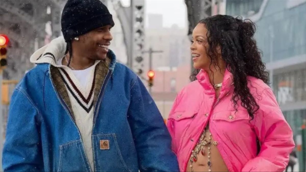 A happy Rihanna shows her pregnancy with her boyfriend, A $ AP Rocky, through the streets of Harlem.