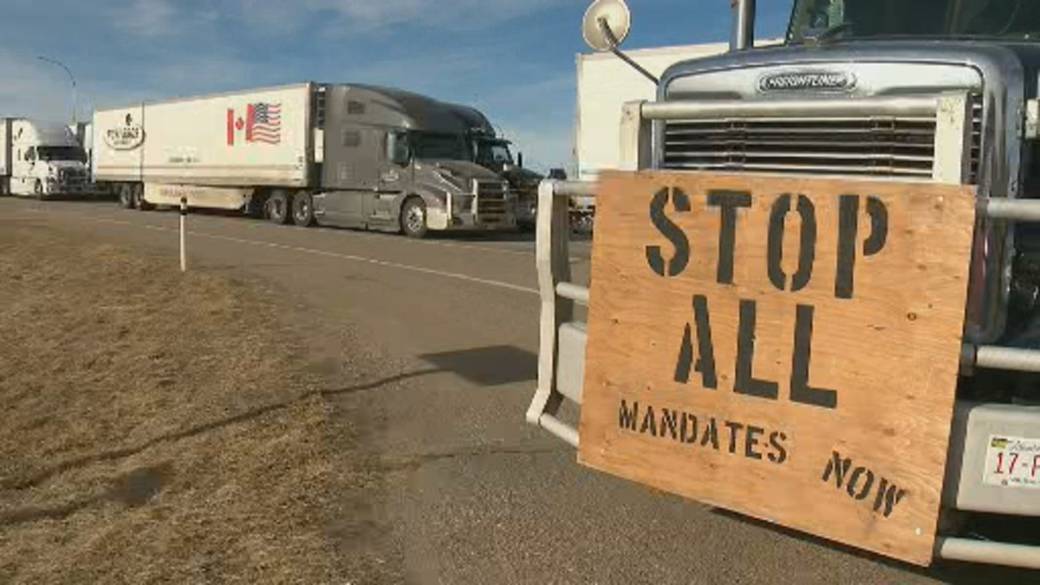 Click to play video: 'Protesters block Alberta highway near busy US Border crossing'