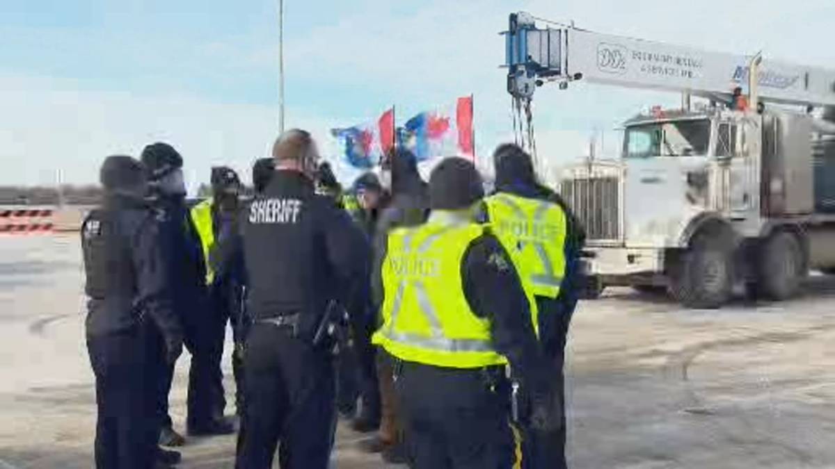 Click to play video: 'Traffic moving again, but protesters remain at Alberta-US border'