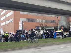 Samedi, des contre-manifestants ont bloqué le convoi de camions anti-médias et mandat de vaccin à Vancouver sur Terminal Avenue.  Photo gracieuseté de Claudia Kwan.