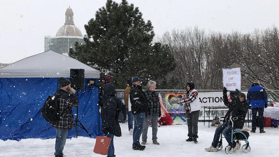 Des manifestants près de l'Assemblée législative de l'Alberta, à Edmonton, le samedi 5 février 2022.