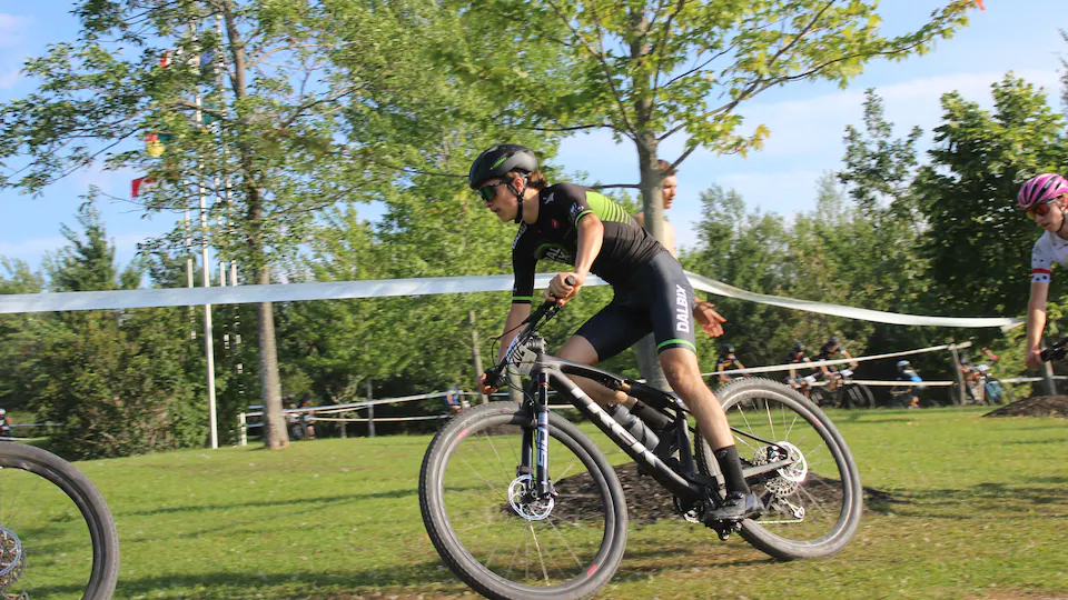 Un adolescent en vélo.