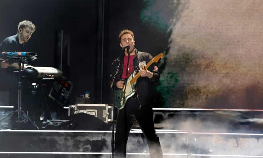 Sam Fender se produisant aux Brit Awards.