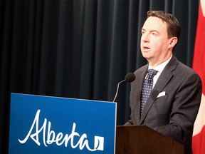 Jason Copping, ministre de la Santé, fait le point sur les restrictions liées à la COVID-19 depuis le McDougall Centre de Calgary.  Mardi 8 février 2022.