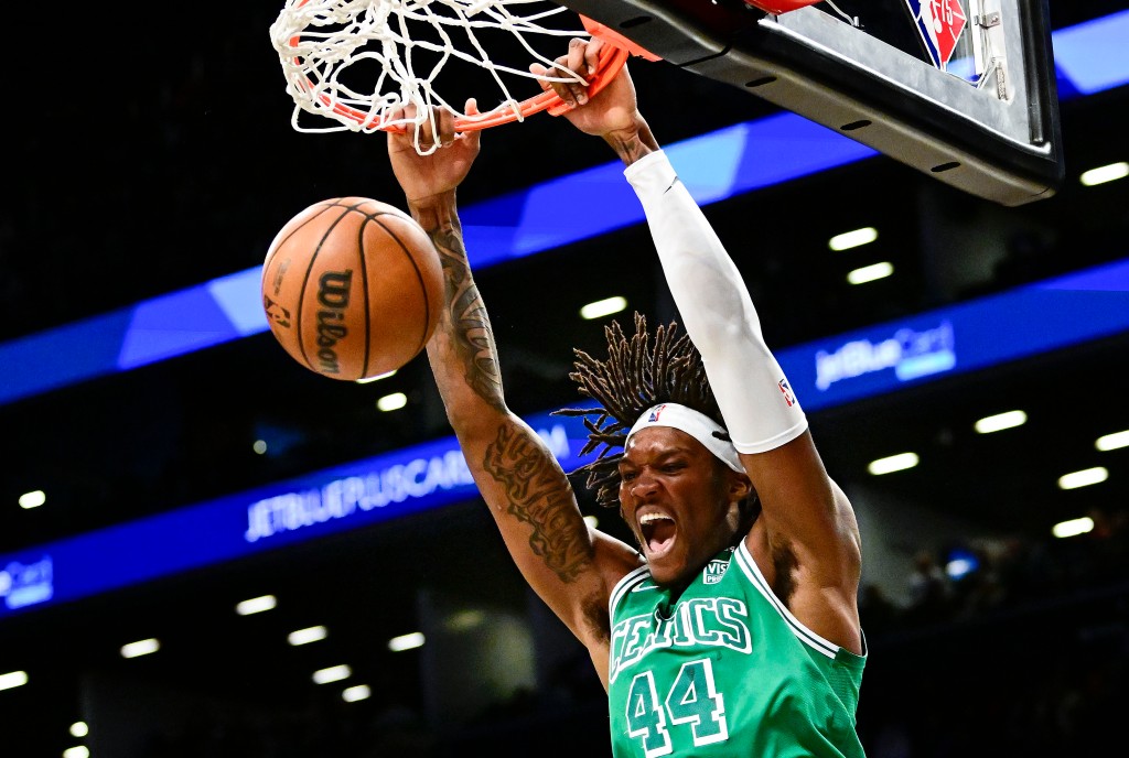 Robert Williams III des Celtics claque une maison lors de la défaite éclatante des Nets.