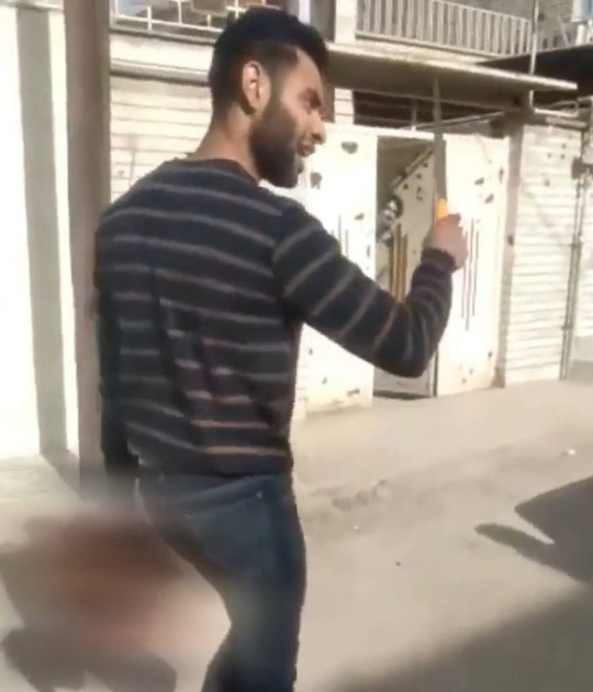 Un homme se promène en public avec la tête coupée de sa femme de 17 ans à Ahvaz, en Iran.  (Flash d'actualité)
