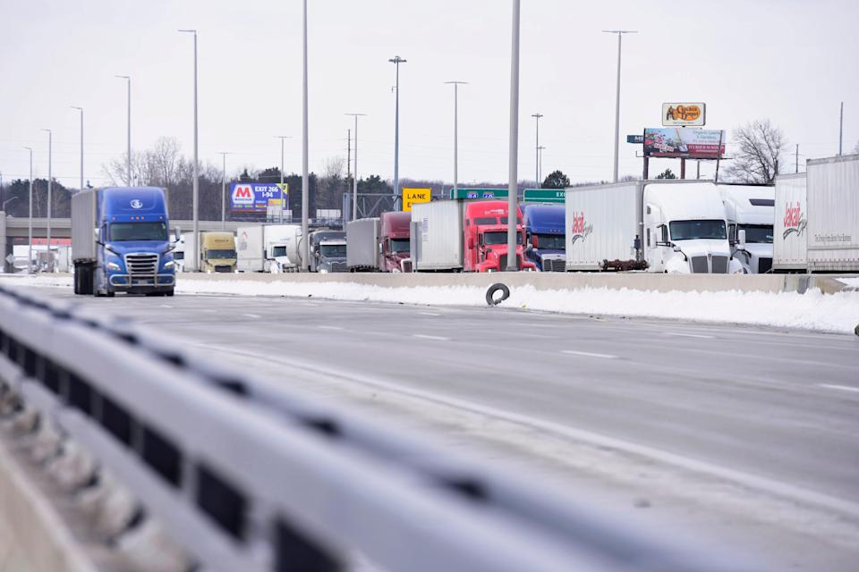 Suite à une fermeture partielle du pont Ambassador, des semi-camions s'alignent sur la bretelle d'accès au pont Blue Water sur la I-94 vers le Canada à Port Huron le mardi 8 février 2022.