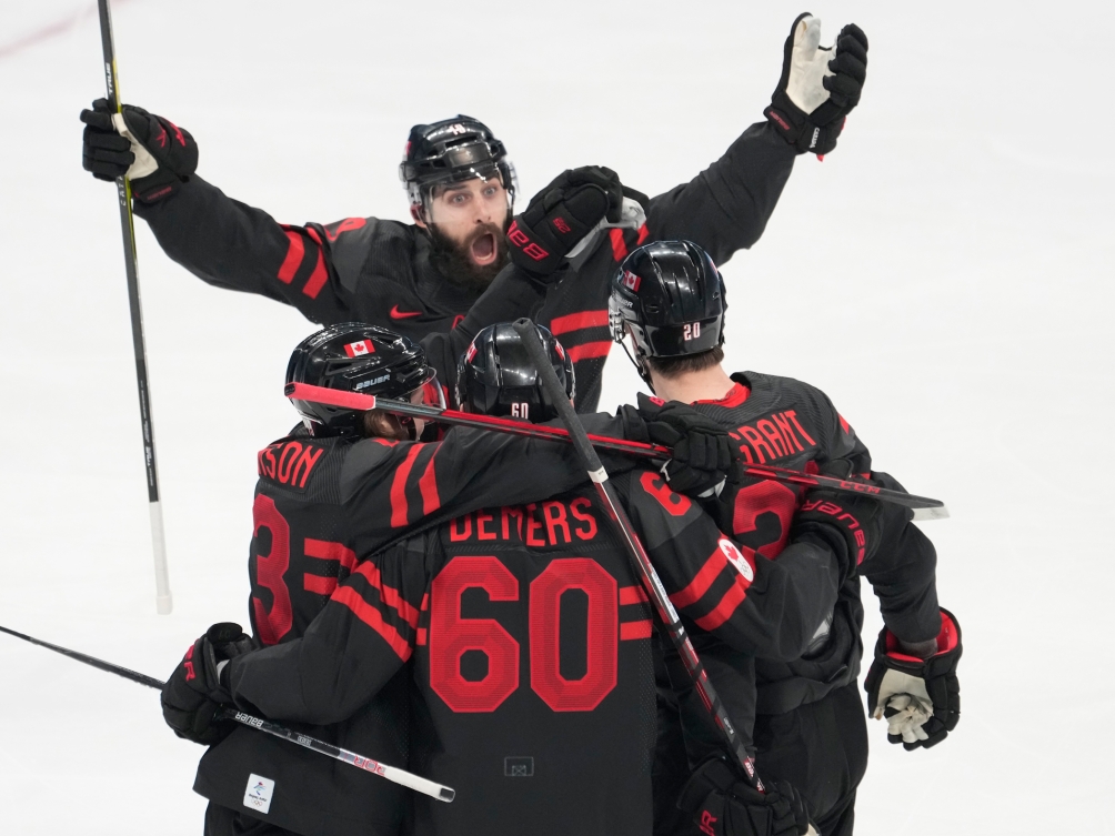 Les joueurs du Canada célèbrent un but d'Alex Grant à Pékin 2022
