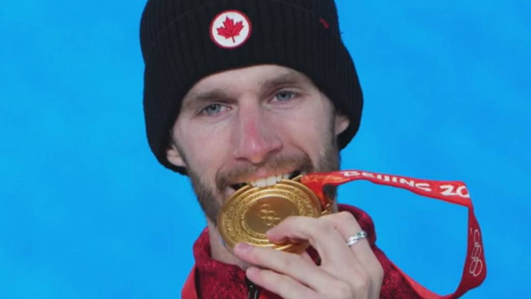 Cliquez pour lire la vidéo : « Le planchiste québécois Max Parrot remporte sa première médaille d'or olympique après une bataille contre le cancer »