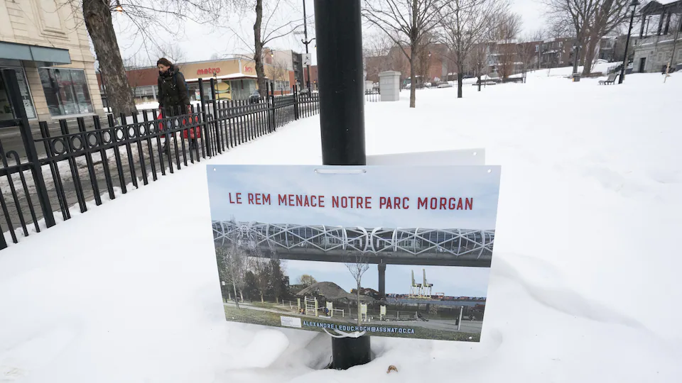 « Le REM menace notre parc Morgan », peut-on lire sur pancarte accrochée sur un poteau dans un parc.
