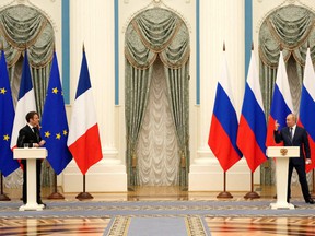Le président français Emmanuel Macron (à gauche) et le président russe Vladimir Poutine assistent à une conférence de presse conjointe, à Moscou, Russie, le 7 février 2022.