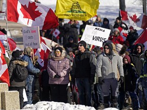 Les manifestants contre les restrictions en cas de pandémie se sont rassemblés devant l'Assemblée législative de l'Alberta tandis que le discours du Trône pour ouvrir la troisième session de la 30e législature de l'Alberta a été présenté le mardi 22 février 2022.