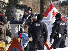 Les manifestants contre les restrictions en cas de pandémie se sont rassemblés devant l'Assemblée législative de l'Alberta tandis que le discours du Trône pour ouvrir la troisième session de la 30e législature de l'Alberta a été présenté le mardi 22 février 2022.