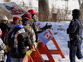 Les manifestants contre les restrictions en cas de pandémie se sont rassemblés devant l'Assemblée législative de l'Alberta tandis que le discours du Trône pour ouvrir la troisième session de la 30e législature de l'Alberta a été présenté le mardi 22 février 2022.