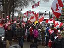 Des centaines de personnes sont sorties pour manifester en faveur du Freedom Convoy, défiler et se rassembler le long de la 109e rue près de l'Assemblée législative de l'Alberta, pour protester contre les mandats de la COVID-19, le samedi 19 février 2022. 
