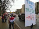 Des centaines de personnes sont sorties pour manifester en faveur du Freedom Convoy, marcher et se rassembler le long de la 109 rue près de l'Assemblée législative de l'Alberta, pour protester contre les mandats de la COVID-19 à Edmonton, le 19 février 2022. 