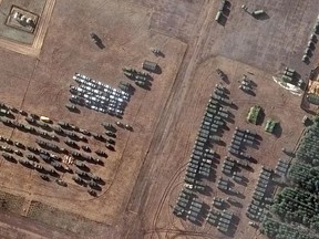 Cette image satellite Maxar prise et publiée le 22 février 2022 montre un gros plan de véhicules assemblés, faisant partie d'un nouveau déploiement composé de plus de 100 véhicules et de dizaines de tentes/abris de troupes, sur un petit aérodrome connu sous le nom de VD Bolshoy Bokov aérodrome près de Mozyr, dans le sud de la Biélorussie, au nord de la frontière avec l'Ukraine.  – Le 22 février, le chef de l'ONU, Antonio Guterres, a exhorté la Russie à se conformer pleinement à la charte de l'organisme mondial, condamnant la reconnaissance par Moscou de « l'indépendance » de deux régions ukrainiennes séparatistes.