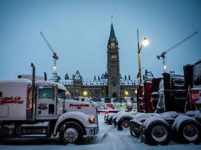 Des camions bloquent une rue devant la colline du Parlement lors de la manifestation contre les mandats de Covid-19, à Ottawa le 18 février 2022.