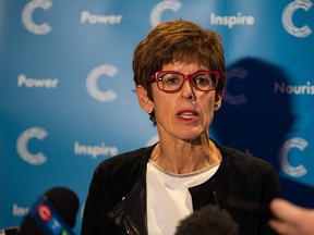 La PDG de la Chambre de commerce de Calgary, Deborah Yedlin, prend la parole lors d'une conférence de presse le 19 novembre 2021.