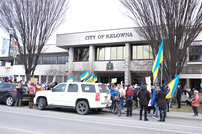 Un rassemblement devant l'hôtel de ville de Kelowna le 27 février 2022 a réuni environ 200 participants.