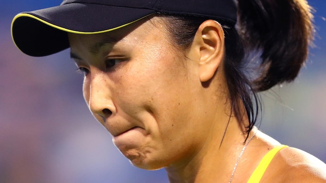 Une joueuse de tennis est soucieuse pendentif son match.