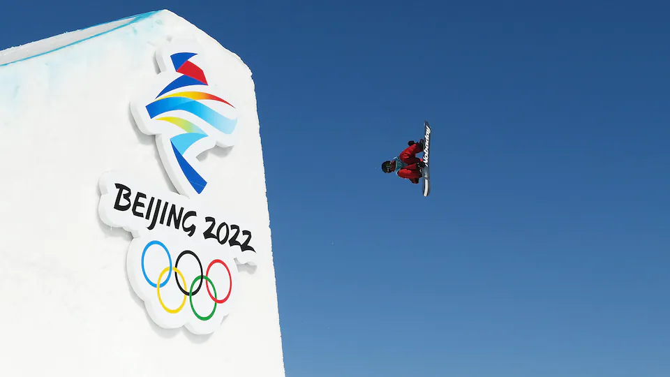 Le planchiste Maxence Parrot exécute une figure acrobatique à l'épreuve du grand saut aux Jeux de Pékin.