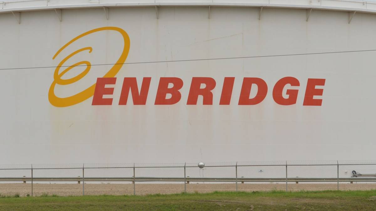 Click to play video: 'Enbridge keeps Line 5 pipeline flowing, defying Michigan deadline'