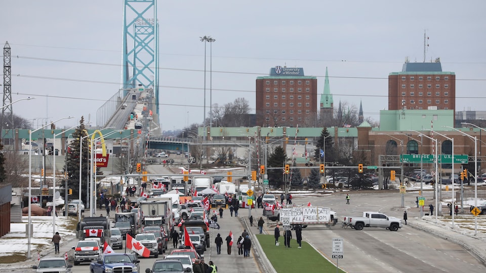 Des dizaines de camions et de véhicules sont immobilisés sur le pont Ambassador et aux abords du pont.