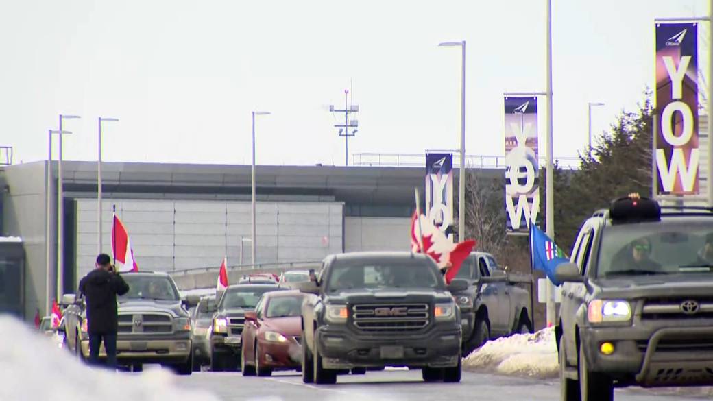 Cliquez pour lire la vidéo : « Manifestations des camionneurs : des manifestants se rassemblent à l'aéroport international Macdonald–Cartier d'Ottawa »