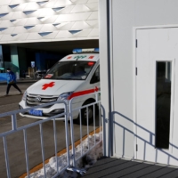 Une ambulance de la Croix-Rouge est garée à côté d'une chambre d'isolement par mesure de protection à l'extérieur du centre de presse principal avant les Jeux olympiques d'hiver de 2022 à Pékin, le 27 janvier. |  Reuters