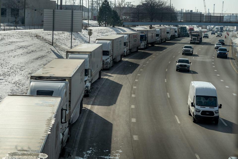 Une petite file de camions semi-remorques s'aligne le long de la I-75 en direction nord à Detroit alors que l'entrée du pont Ambassador est bloquée pour les voyages vers le Canada le 8 février 2022.
