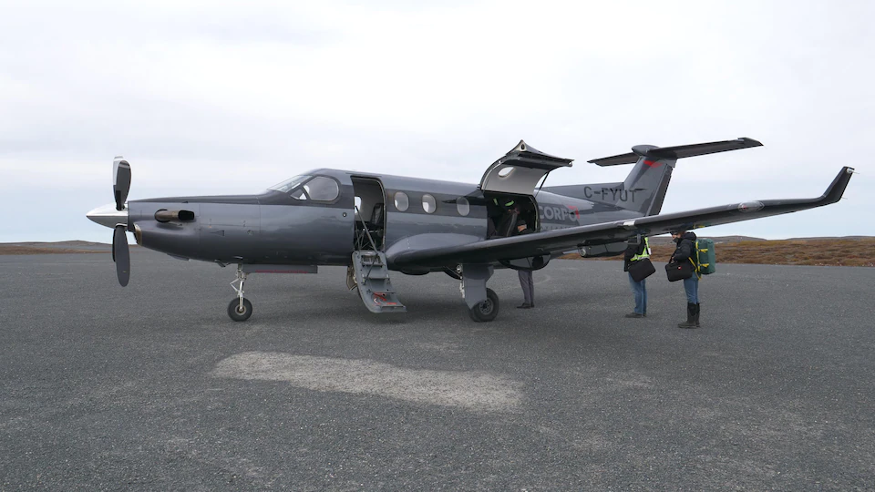 Un avion de la compagnie aérienne Panorama Aviation est posé sur le tarmac de l'aéroport de Sanikiluaq.