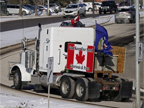 Les manifestants contre les restrictions liées à la pandémie ont conduit leurs véhicules à moteur autour de l'Assemblée législative de l'Alberta en klaxonnant, tandis que le discours du Trône pour ouvrir la troisième session de la 30e législature de l'Alberta a été présenté le mardi 22 février 2022.