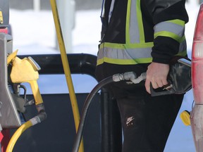 Un homme pompe son essence dans une station-service du sud de Winnipeg le lundi 7 février 2022. KEVIN KING/Winnipeg Sun/Postmedia Network