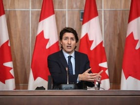 Justin Trudeau, le premier ministre du Canada, a invoqué la Loi sur les mesures d'urgence le 14 février, pour la révoquer neuf jours plus tard.