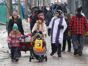 Une personne transporte un bidon d'essence dans une poussette alors que les camionneurs et leurs partisans continuent de manifester à Ottawa (Ontario), le 8 février 2022. REUTERS/Patrick Doyle