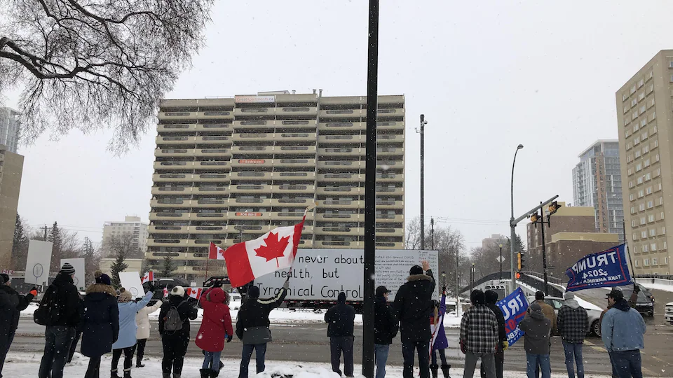 Des manifestants dans la 109e Rue à Edmonton près de l'Assemblée législative de l'Alberta le samedi 5 février 2022.