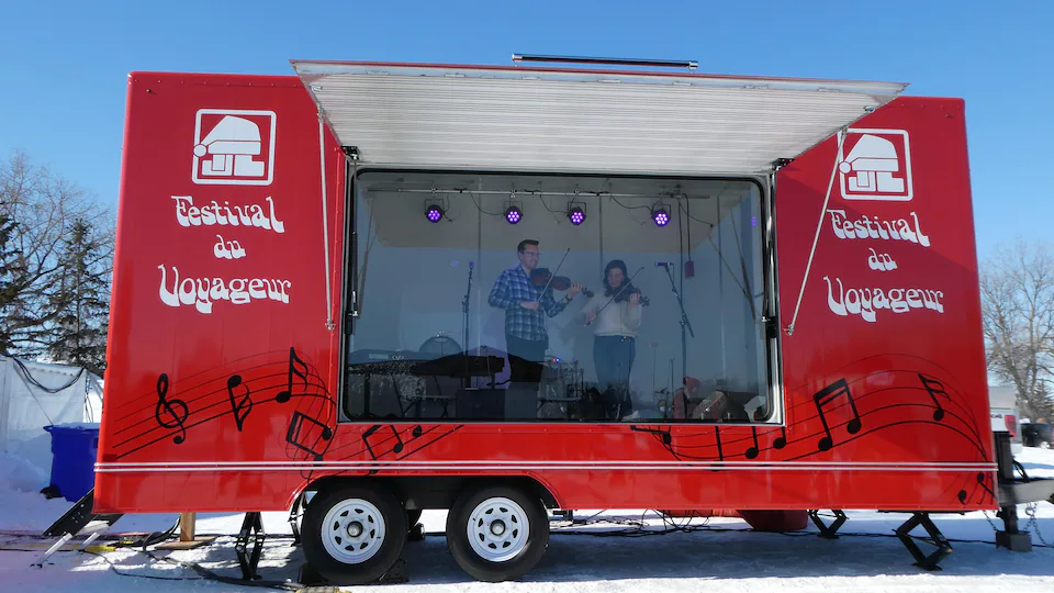 La roulotte rouge du Festival du Voyageur acceuille des musiciens le 17 février 2022.