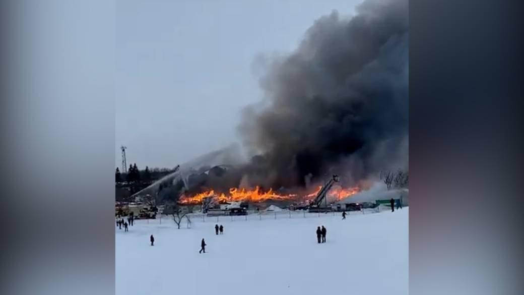 Click to play video: 'Scene videos show massive fire at construction site in Winnipeg'